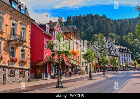 Triberg, Schwarzwald-Baar-Kreis, Deutschland - 15. Juli 2018: Bunte Häuser in der Straße von Triberg. Triberg ist für seine Wasserfälle und Kuckucksuhren bekannt. Stockfoto