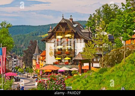 Triberg, Schwarzwald-Baar-Kreis, Deutschland - 16. Juli 2018: Hotel und Restaurant im Herzen des Schwarzwalds in der Nähe der Wasserfälle. Stockfoto