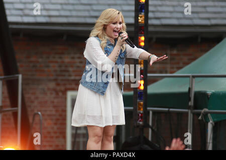 Singer-songwriter Demi Lovato führt während ABC's "Good Morning America" an Rumsey Spielfeld am 28. Juni 2013 in New York City. Stockfoto