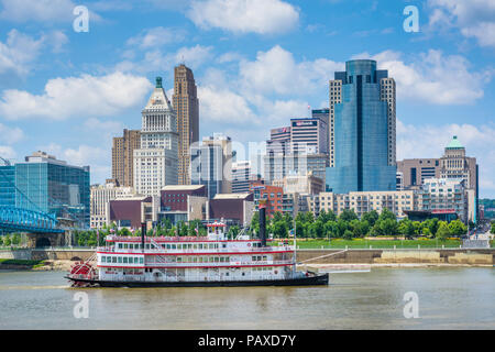 Riverboat und der Cincinnati Skyline, von Newport, Kentucky Stockfoto