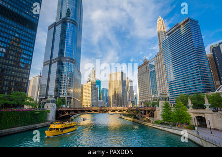 Die Wolkenkratzer entlang des Chicago River, in Chicago, Illinois. Stockfoto