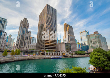 Die Wolkenkratzer entlang des Chicago River, in Chicago, Illinois. Stockfoto