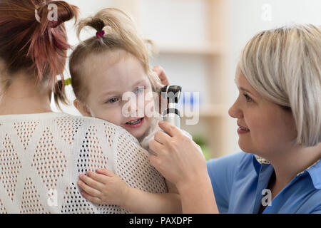 Das Kind otolaryngologist, Ohr, Prüfung der kleine Mädchen Stockfoto