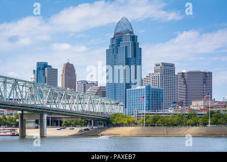 Der Cincinnati Skyline und den Ohio River, von Newport, Kentucky gesehen. Stockfoto