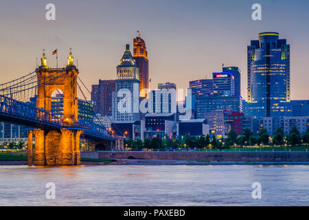 Der Cincinnati Skyline und den Ohio River in der Nacht, von Covington, Kentucky gesehen, Stockfoto