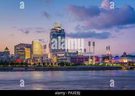 Der Cincinnati Skyline und den Ohio River in der Nacht, von Covington, Kentucky gesehen, Stockfoto