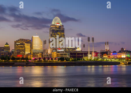 Der Cincinnati Skyline und den Ohio River in der Nacht, von Covington, Kentucky gesehen, Stockfoto