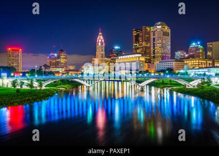 Die Scioto River und Columbus Skyline bei Nacht, in Columbus, Ohio. Stockfoto