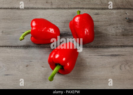 3 rote Paprika - Tischplatte anzeigen. Stockfoto