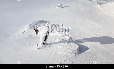 Jasna, Slowakei - 18. Januar 2018: Ungenutzte Skilift fast komplett im Schnee Belastungen abgedeckt, mit weissen Landschaft um an sonnigen Wintertag. E Stockfoto