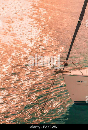 Ein Bavaria Segelyacht auf Anker für Sonnenuntergang bei Nara Inlet, Hook Island, Cairns, Queensland. Stockfoto