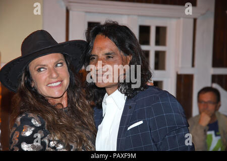 Premiere von Karl May Festspiele am Kalkfelsen, Bad Segeberg mit: Christine Neubauer mit Freund Jose Campos Wo: Hamburg, Deutschland Wann: 23 Jun 2018 Credit: Becher/WENN.com Stockfoto