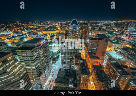 Blick auf die Innenstadt bei Nacht, in Baltimore, Maryland Stockfoto
