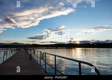 Atemberaubende Aussicht. Sonnenaufgang Sonnenuntergang von hölzernen Pier über Meer, Kopieren, Tapeten. Stockfoto