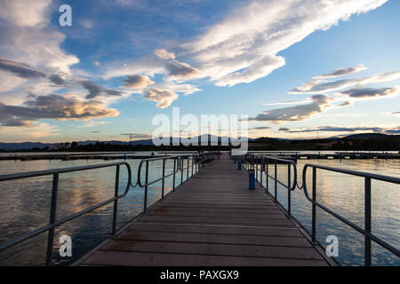 Atemberaubende Aussicht. Sonnenaufgang Sonnenuntergang von hölzernen Pier über Meer, Kopieren, Tapeten. Stockfoto