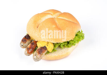 Vier bayerische Würstchen mit Senf in einer knusprigen Roll Stockfoto