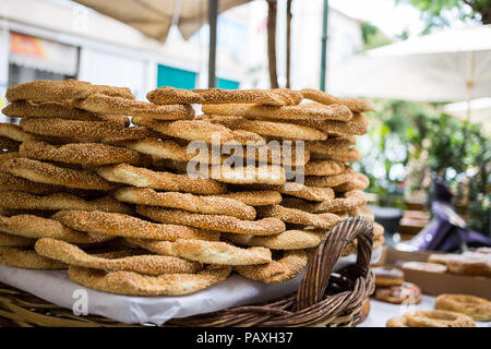 Traditionelles Essen Konzept. Fach voller griechische traditionelle Runde sesam Brot ringen, in einem Markt mit bokeh Hintergrund angezeigt. Stockfoto