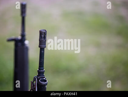Waffe Pistole. Vorderseite der Waffe mit Nahaufnahme auf unscharfen Natur Hintergrund. Stockfoto