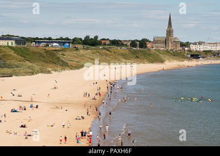 Leute genießen Sommer Sonne auf Tynemouth Longsands Beach, North East England, Großbritannien Stockfoto