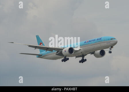 Saigon, Vietnam - Jun 3, 2018. Eine Boeing 777-300ER Flugzeug der Korean Airlines Landung am Flughafen Tan Son Nhat (SGN) in Saigon (Ho Chi Minh City, Vietnam) Stockfoto