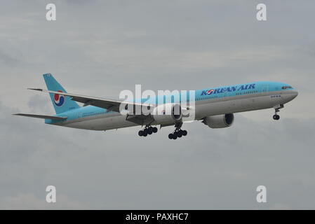 Saigon, Vietnam - Jun 3, 2018. Eine Boeing 777-300ER Flugzeug der Korean Airlines Landung am Flughafen Tan Son Nhat (SGN) in Saigon (Ho Chi Minh City, Vietnam) Stockfoto