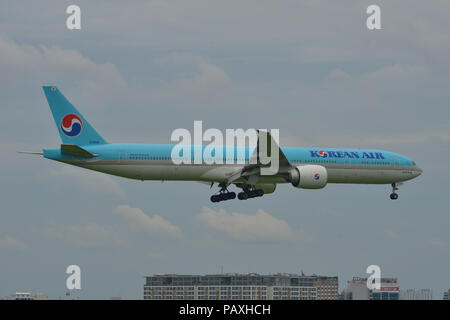 Saigon, Vietnam - Jun 3, 2018. Eine Boeing 777-300ER Flugzeug der Korean Airlines Landung am Flughafen Tan Son Nhat (SGN) in Saigon (Ho Chi Minh City, Vietnam) Stockfoto