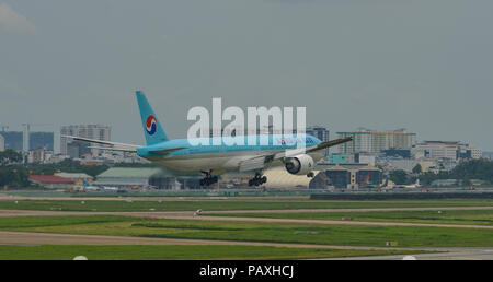 Saigon, Vietnam - Jun 3, 2018. Eine Boeing 777-300ER Flugzeug der Korean Airlines Landung am Flughafen Tan Son Nhat (SGN) in Saigon (Ho Chi Minh City, Vietnam) Stockfoto