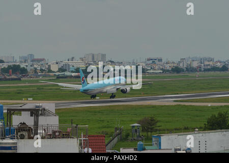 Saigon, Vietnam - Jun 3, 2018. Eine Boeing 777-300ER Flugzeug der Korean Airlines Landung am Flughafen Tan Son Nhat (SGN) in Saigon (Ho Chi Minh City, Vietnam) Stockfoto