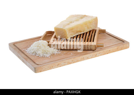 Parmesan auf einer hölzernen Schneidebrett mit einer Käsereibe Stockfoto