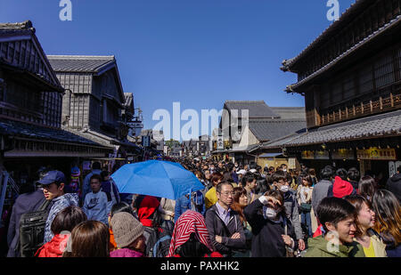 Nagoya, Japan - Mar 17, 2018. Die Leute gehen mit Okage Yokocho Altstadt in Nagoya, Japan. Stockfoto