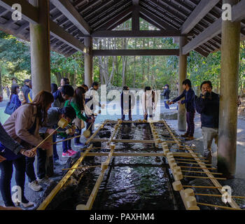 Kyoto, Japan - 24.November 2017. Tsukubai in buddhistischen Tempel. In Japan, ein tsukubai ist ein Waschbecken am Eingang zu den heiligen Stätten für die Besucher zur Verfügung gestellt Stockfoto