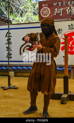 Iga-City, Japan - Mar 17, 2018. Ein Mann, der Ninja Kostüm und Lehre an der Ninja Schule in Iga-City, Japan. Stockfoto