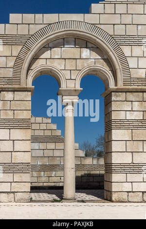 Ruinen der großen Basilika - größte christliche Kathedrale im mittelalterlichen Europa in der Nähe der Hauptstadt des Ersten Bulgarischen Reiches Pliska, Bulgarien Stockfoto