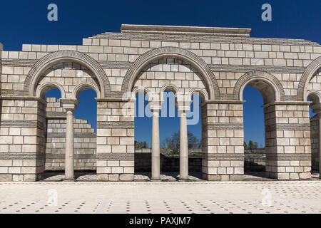 Ruinen der großen Basilika - größte christliche Kathedrale im mittelalterlichen Europa in der Nähe der Hauptstadt des Ersten Bulgarischen Reiches Pliska, Bulgarien Stockfoto