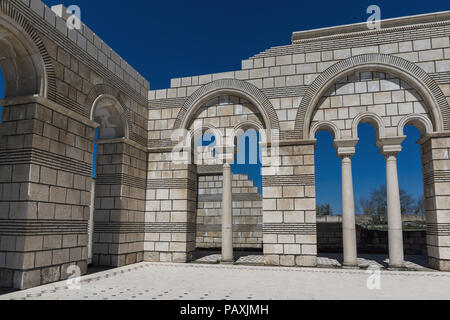 Ruinen der großen Basilika - größte christliche Kathedrale im mittelalterlichen Europa in der Nähe der Hauptstadt des Ersten Bulgarischen Reiches Pliska, Bulgarien Stockfoto