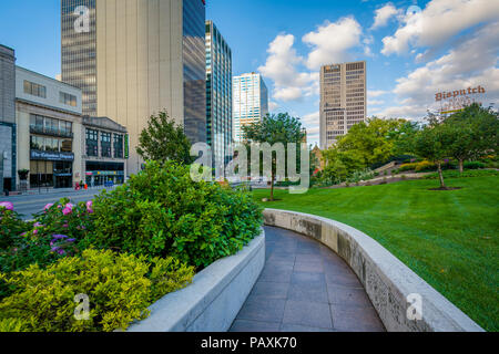 Gehweg und Gebäude am Capitol Square in der Innenstadt von Columbus, Ohio. Stockfoto