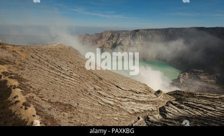 Krater mit sauren Kawah Ijen Kratersee, der berühmten Touristenattraktion, wo Schwefel abgebaut ist. Luftbild des Ijen Vulkans Komplex ist eine Gruppe von stratovulkanen im Banyuwangi Regentschaft von Ostjava, Indonesien. Stockfoto