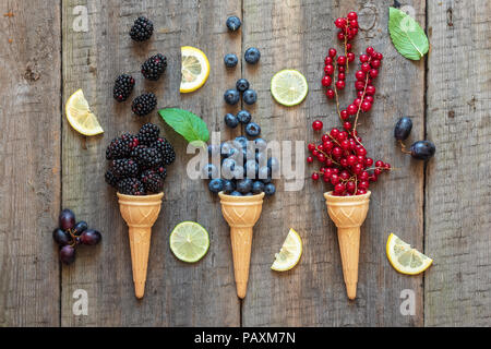 Beeren in Eiscreme Kegel (Brombeere, Heidelbeere, Johannisbeere). Gesund Sommer essen Konzept. Stockfoto