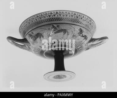 Terrakotta Kylix: hybrid Siana Lippe-Cup (Trinkbecher). Kultur: Griechisch, Dachboden. Abmessungen: H.7. (17,8 cm) Durchmesser 11 cm. (28,3 cm). Datum: Ca. 560 v. Chr.. Interieur, Herakles gegen einen Amazon Außen, Vorderseite und Rückseite, drei Wagen dieser Kelch durch seine reiche Dekoration und durch die Empfindlichkeit, mit der die Zusammensetzung auf die Form angewendet wird, unterschieden wird. Auf den Innenraum, Herakles' Gegner ist erkennbar, wie eine Frau durch das weiße Pigment, das ihr Fleisch gibt. Die Wagen auf der Außenseite wurden als Racing beschrieben, aber es ist auch möglich, dass Sie sind auf dem Vormarsch in einer p Stockfoto