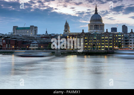 LONDON, ENGLAND - 17. JUNI 2016: Nacht Foto von Thames River, der Millennium Bridge und St. Paul Kathedrale, London, Großbritannien Stockfoto