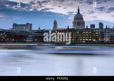 LONDON, ENGLAND - 17. JUNI 2016: Nacht Foto von Thames River, der Millennium Bridge und St. Paul Kathedrale, London, Großbritannien Stockfoto