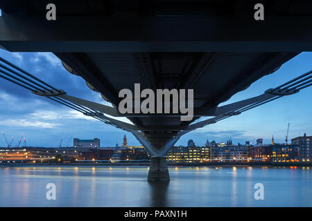 LONDON, ENGLAND - 17. JUNI 2016: Nacht Foto von Thames River, der Millennium Bridge und St. Paul Kathedrale, London, Großbritannien Stockfoto