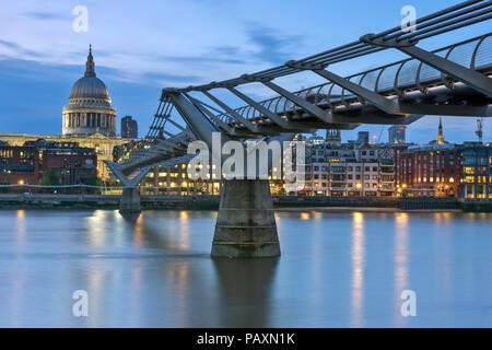 LONDON, ENGLAND - 17. JUNI 2016: Nacht Foto von Thames River, der Millennium Bridge und St. Paul Kathedrale, London, Großbritannien Stockfoto