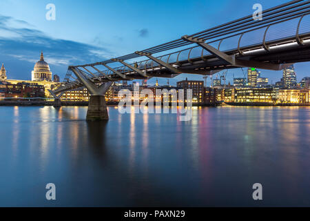 LONDON, ENGLAND - 17. JUNI 2016: Nacht Foto von Thames River, der Millennium Bridge und St. Paul Kathedrale, London, Großbritannien Stockfoto