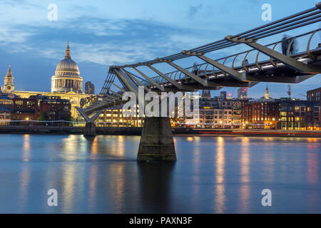 LONDON, ENGLAND - 17. JUNI 2016: Nacht Foto von Thames River, der Millennium Bridge und St. Paul Kathedrale, London, Großbritannien Stockfoto