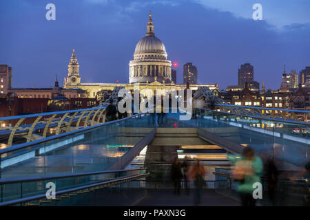 LONDON, ENGLAND - 17. JUNI 2016: Nacht Foto von Thames River, der Millennium Bridge und St. Paul Kathedrale, London, Großbritannien Stockfoto