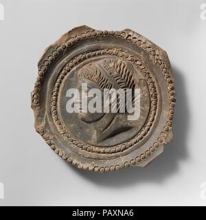 Fragmentarische terracotta Schale mit Tondo. Kultur: Roman. Abmessungen: grösste Abmessung 5 5/16 in. (13,5 cm). Datum: Ende 1. bis Mitte 2. Jahrhundert n. Chr.. Mit relief Kopfplatte, fragmentarisch. Museum: Metropolitan Museum of Art, New York, USA. Stockfoto