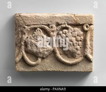 Wand Dekoration mit einem Weinstock. Kultur: Sassanidischen. Abmessungen: 7,5 x 10,25 in. (19.05 x 26.04 cm). Datum: Ca. 6. Jahrhundert n. Chr.. Stuck Reliefs wurden häufig verwendet, um die iwans und Empfangshallen von Elite sassanidischen Häuser zu dekorieren. Viele Beispiele wurden in ausgegrabenen Häuser in der ctesiphon, einschließlich dieser Entlastung von Ma'aridh IV, bestehend aus einem weinstock Design gefunden. Die Verwendung von Formen Stuckarbeiten für die Schaffung von großen sich wiederholende Muster wie Blumen und pflanzliche Motive erlaubt zu machen. Weinstock Muster wahrscheinlich bildeten den Rahmen um die Kanten von größeren Muster. Die Stadt Ctesipho Stockfoto