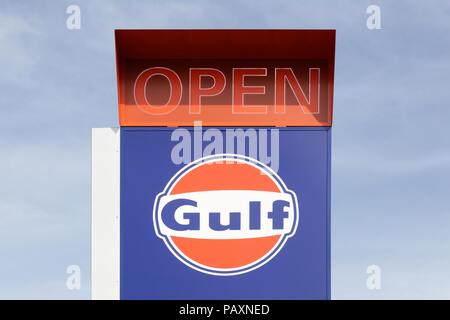 Schengen, Luxemburg - 22. Juli 2018: Gulf Oil Logo auf einem Panel. Gulf Oil ist eine internationale Ölgesellschaft 1901 erstellt Stockfoto