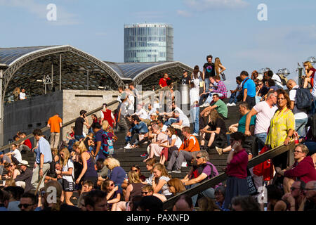 Leute sitzen auf der Treppe bilden die Cathedral Square zum Hauptbahnhof, Köln, Deutschland. Menschen Artikel auf der Treppe von der Domplatte zum Ha Stockfoto